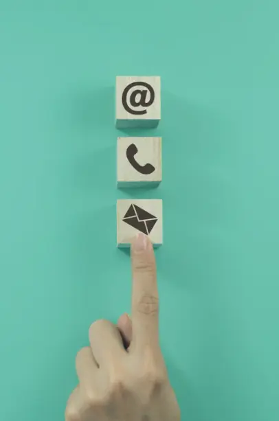dés représentant les icônes de contact (libre de droit)