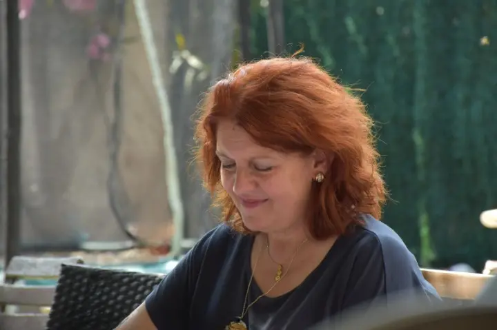 Christine regardant chaleureusement ce qu'elle écrit